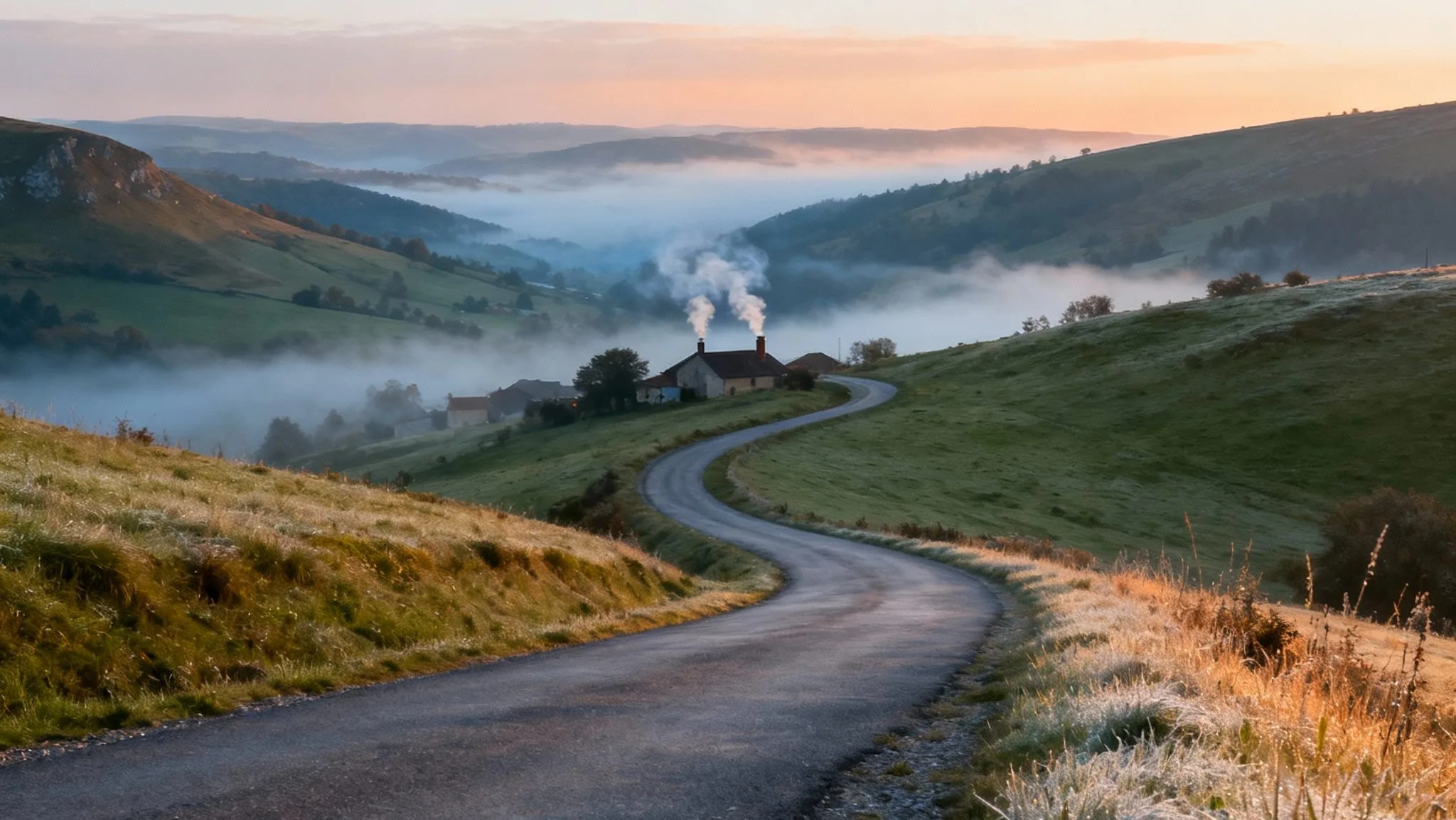Route d’Auvergne au lever du jour entre collines et volcans