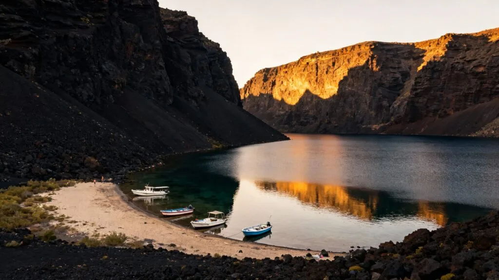 Falaises volcaniques dominant un lac de barrage