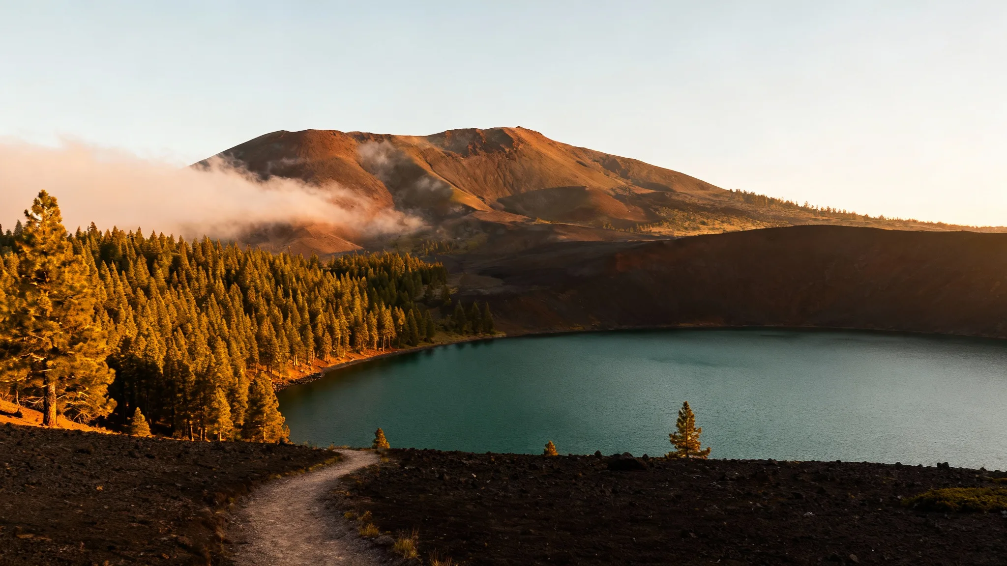 Panorama d’un lac volcanique auvergnat au coucher du soleil