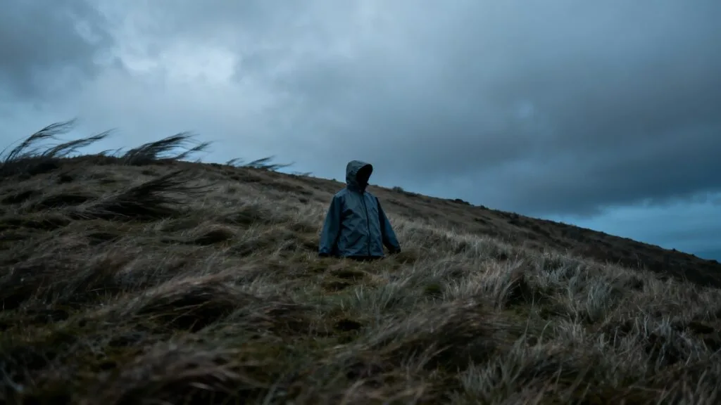 Crête ventée sous ciel changeant, rappel sécurité météo
