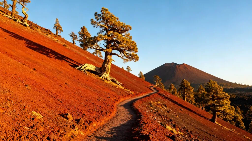 Sentier sur scories rouges entre deux cônes volcaniques