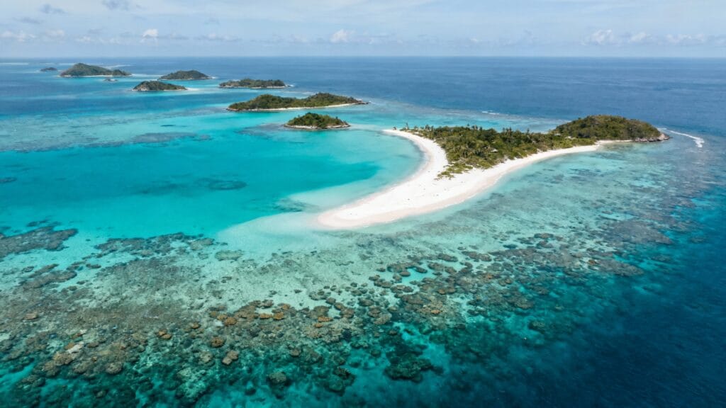 Îles tropicales et lagons illustrant les destinations Air Caraïbes