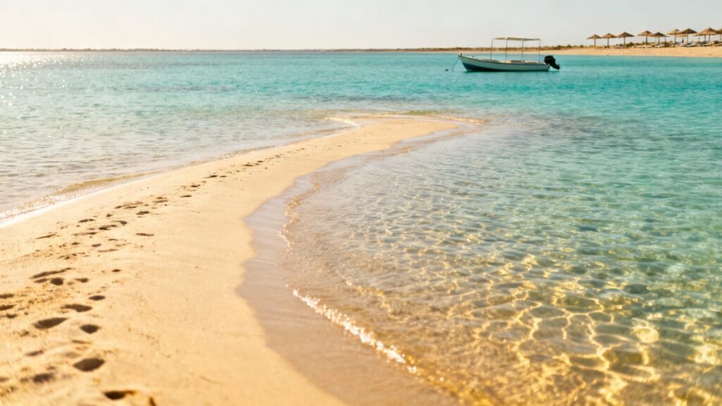 Lagon turquoise et plage de sable de la Riviera