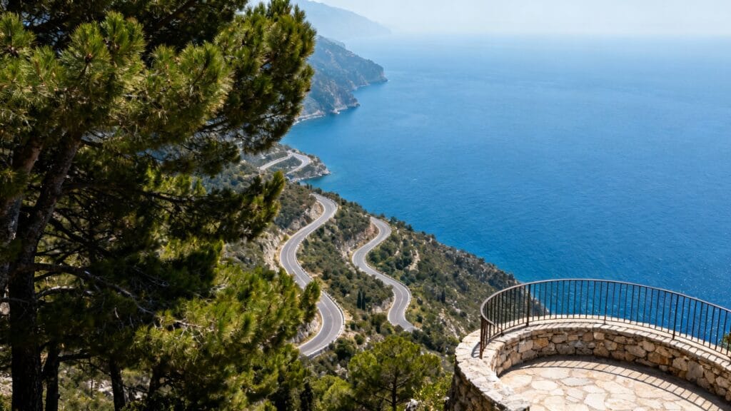 Route de montagne avec vue sur mer ionienne