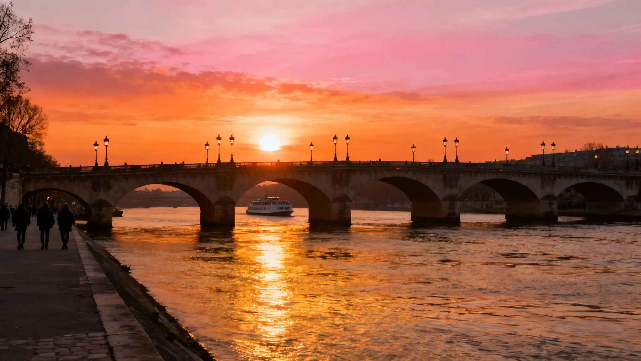 Sunset spot à Paris, pont urbain et reflets dorés au coucher