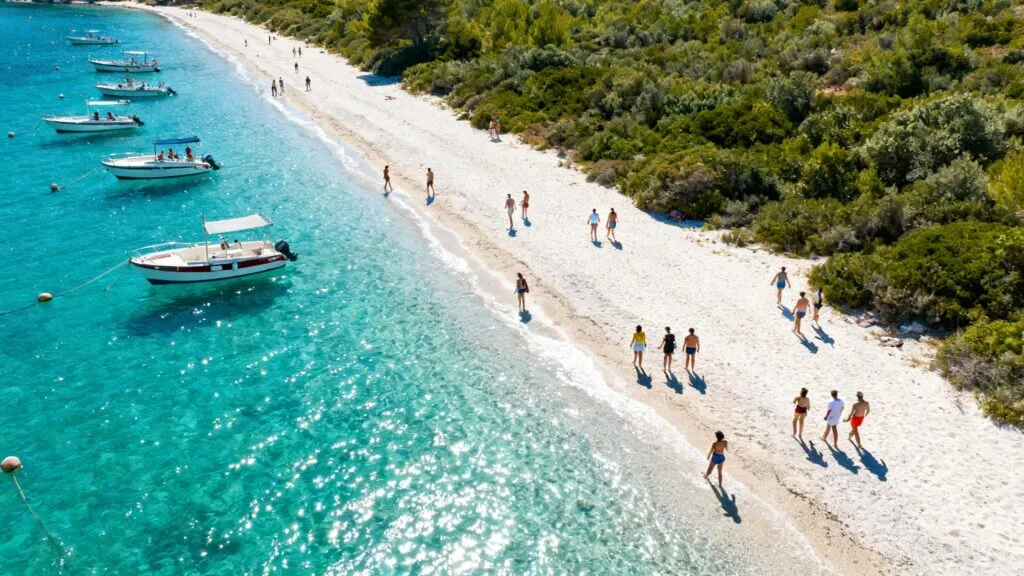 Plage accessible en navette, affluence estivale en Corse