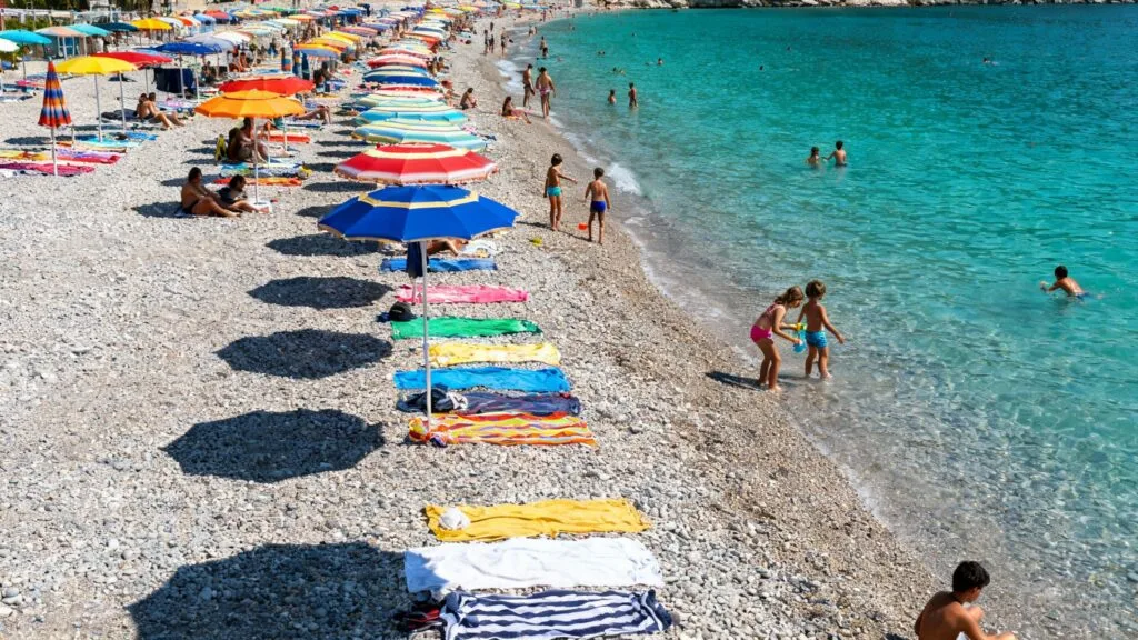 Plage bondée en haute saison à éviter