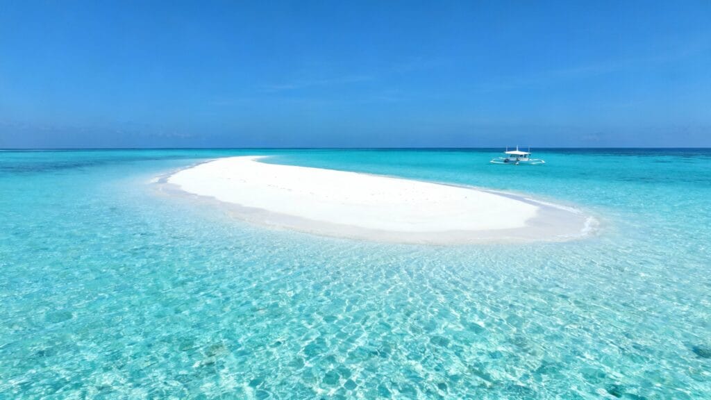 Banc de sable et lagon cristallin, mer chaude en avril