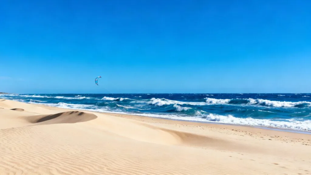 Dunes et plage venteuse idéale pour kitesurf