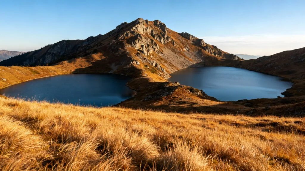 Deux lacs d’altitude dans un décor minéral apaisant