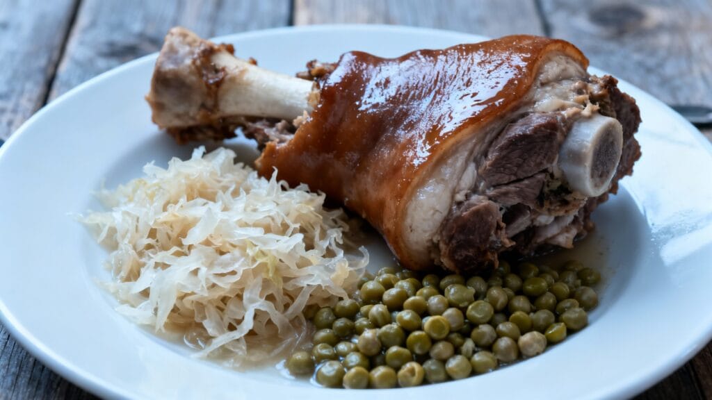 Eisbein berlinois avec choucroute et pois cassés