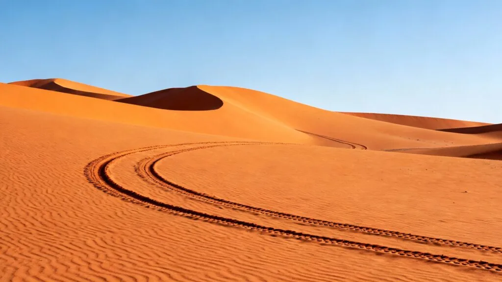 Dunes dorées et ciel clair dans le désert