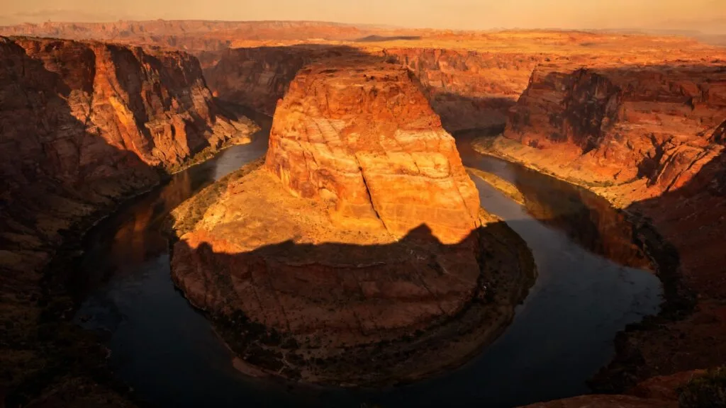 Canyon de roche rouge et rivière sinueuse