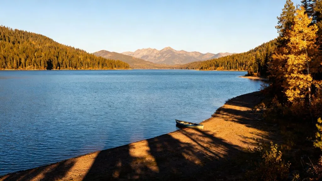 Grand lac bleu avec montagnes en arrière-plan