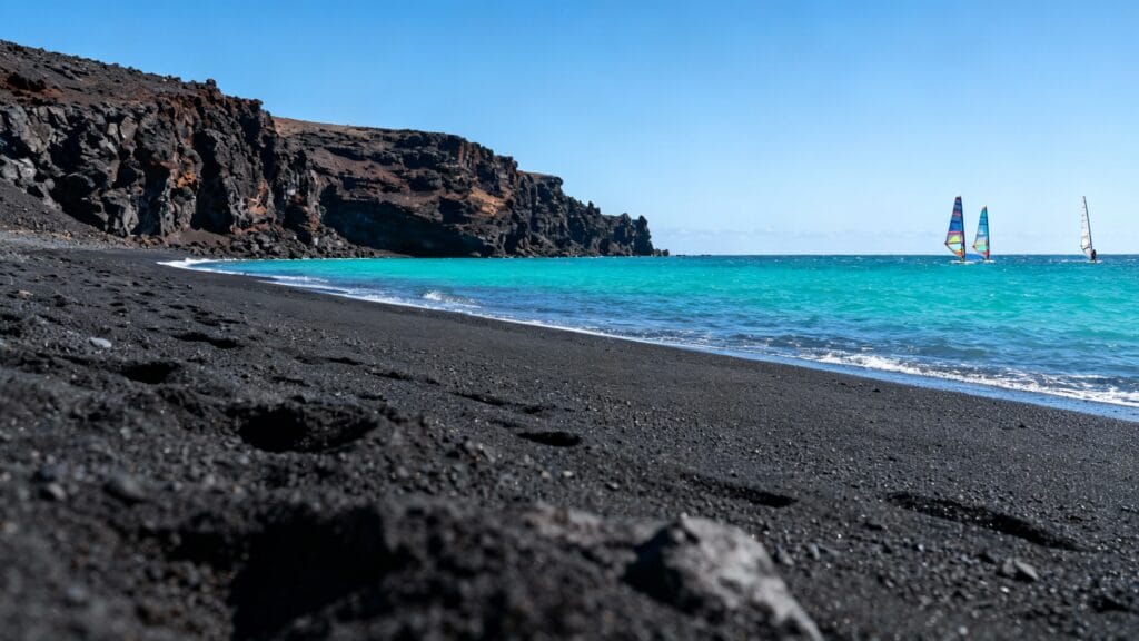 Plage volcanique et mer douce, idéale en avril