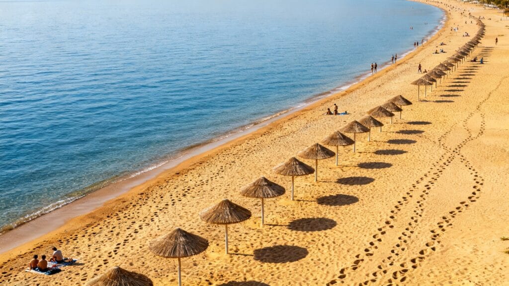 Longue plage dorée et mer calme à Hurghada