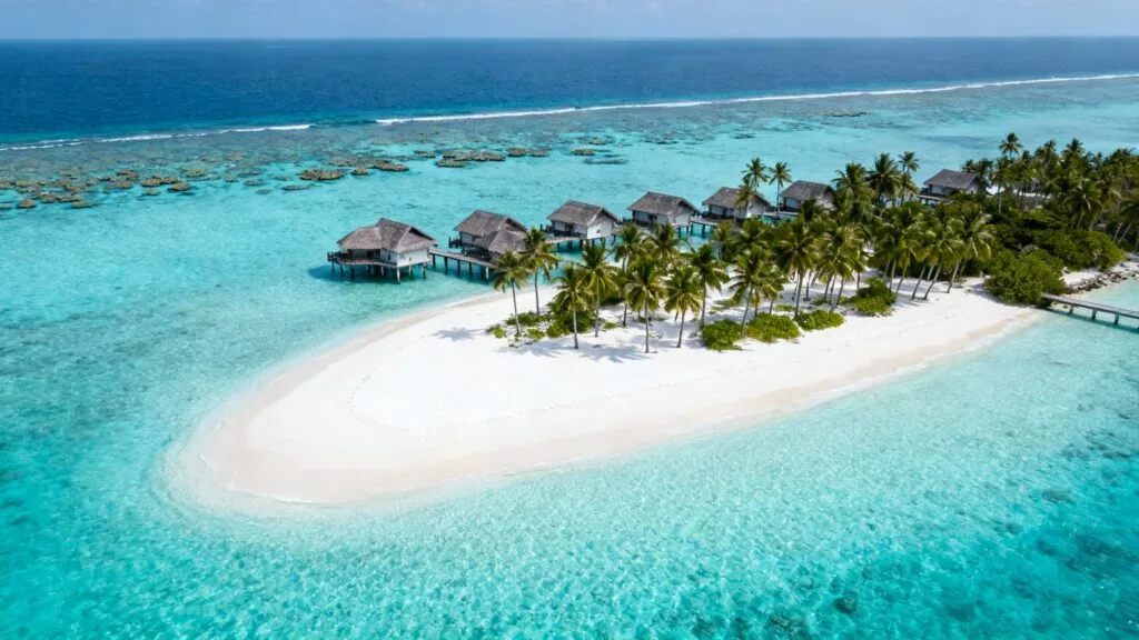 Archipel d’atolls avec lagon turquoise et îlot de sable