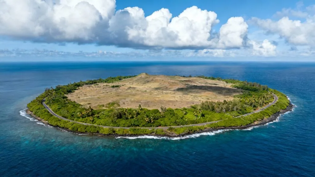 Île de Micronésie avec anneau côtier et plateau central