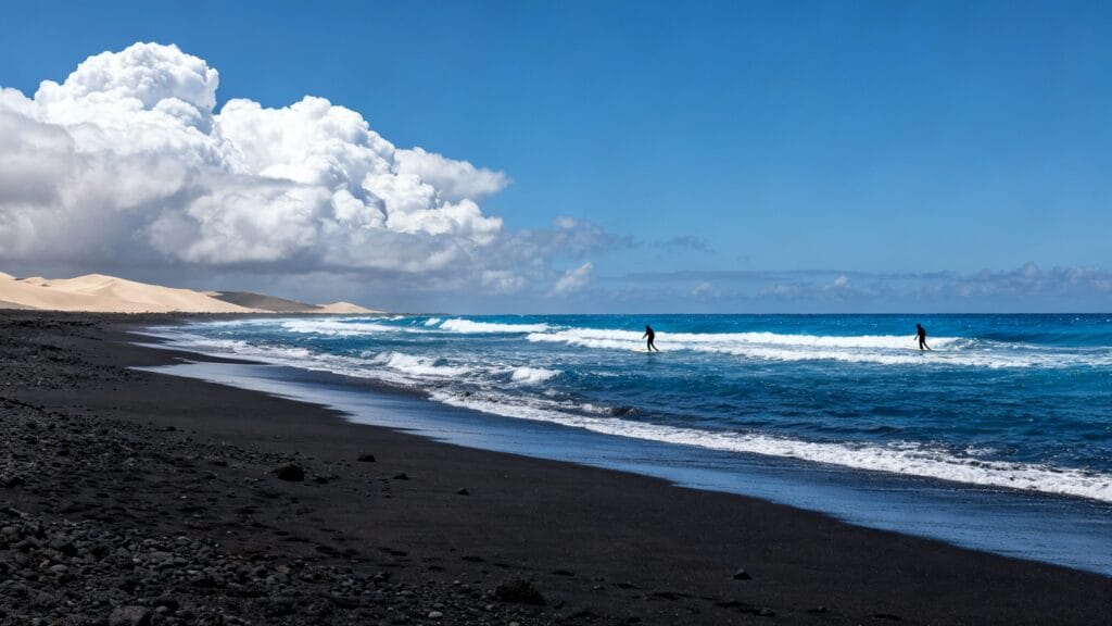 Côte volcanique et dunes, mer bleue au soleil de novembre