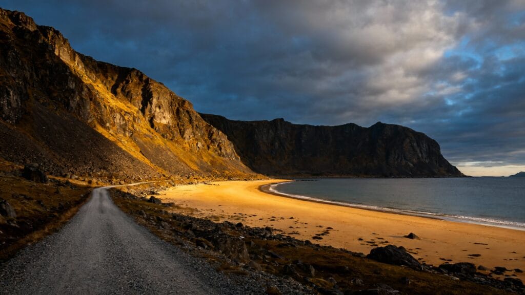 Baie isolée, falaises et route sur côtes nordiques
