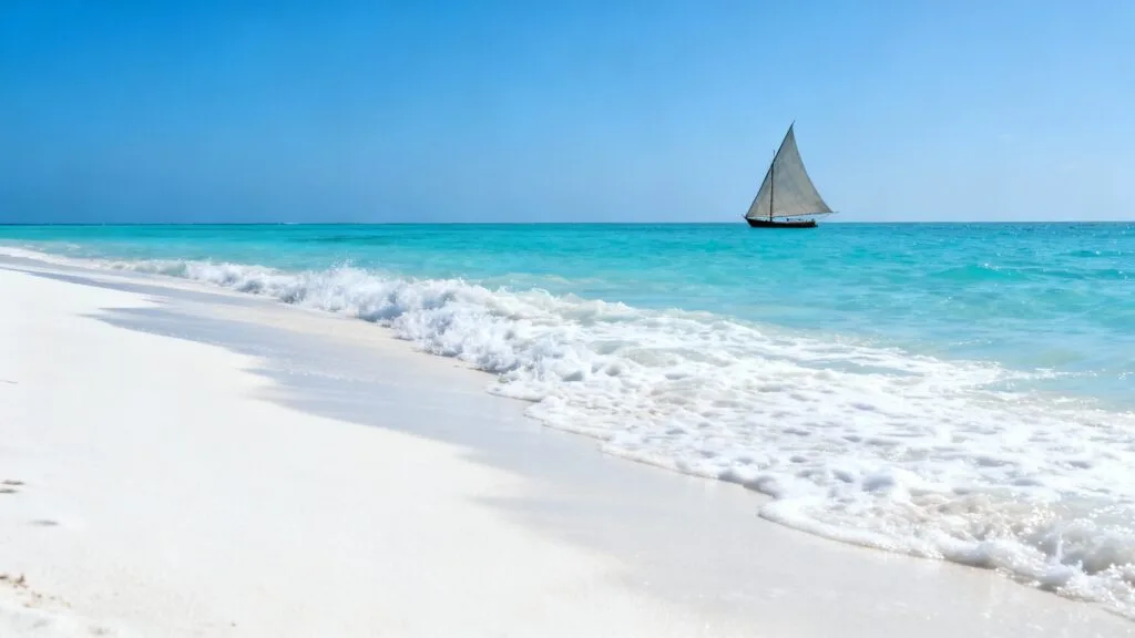 Banc de sable et dhow sur mer turquoise
