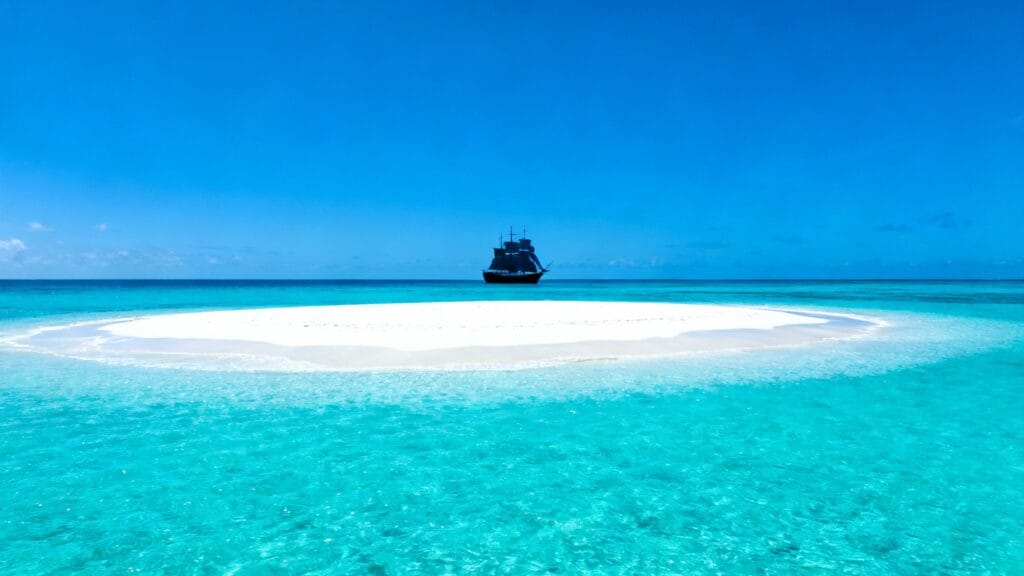 Banc de sable et eau turquoise pour mer chaude en octobre