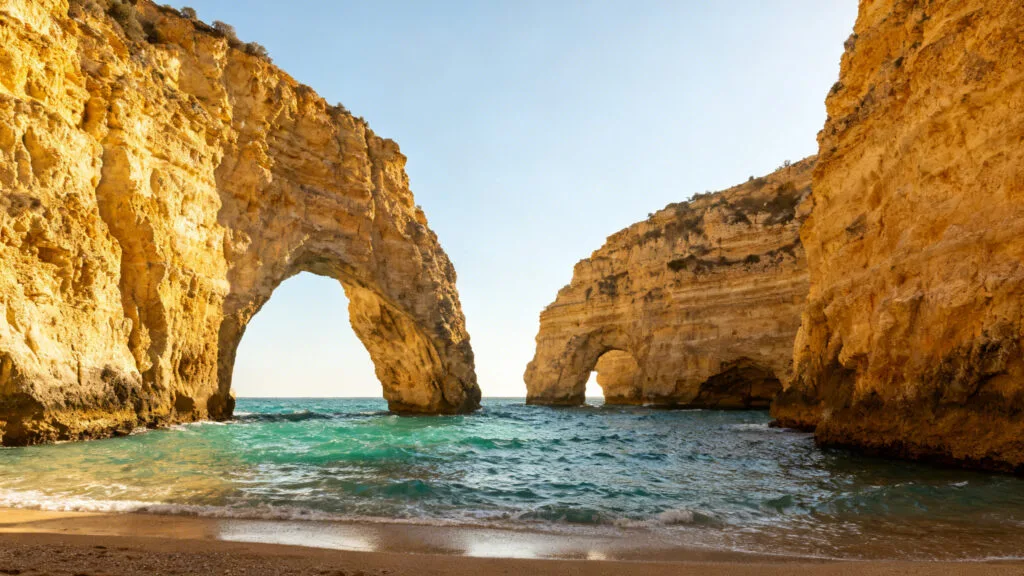 Crique de l’Algarve aux falaises dorées et eau claire