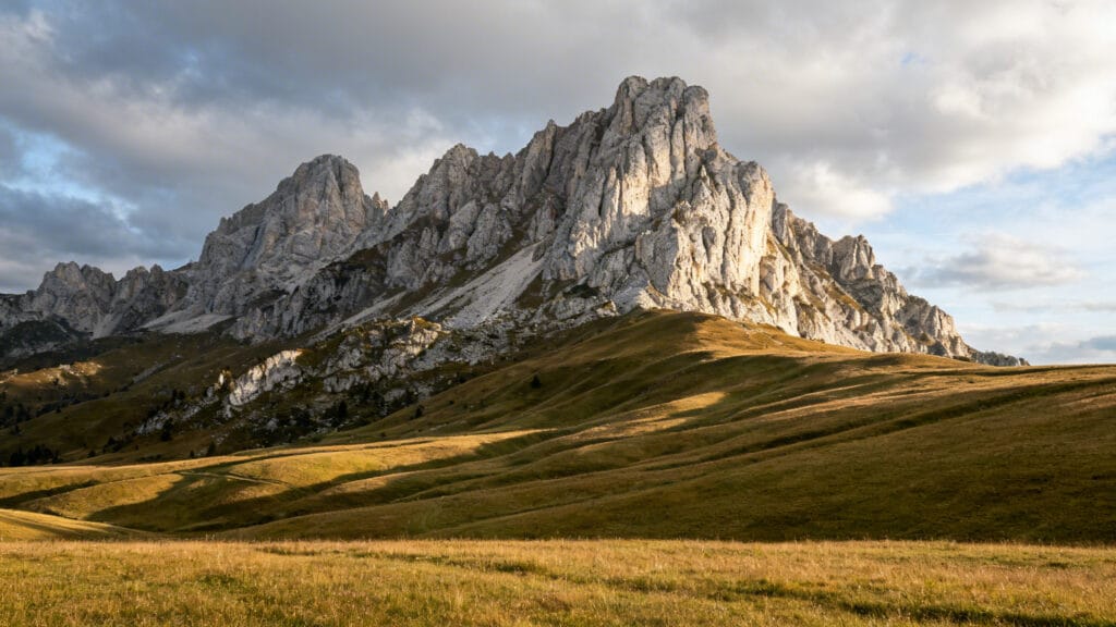 Arêtes calcaires au-dessus de prairies alpines verdoyantes