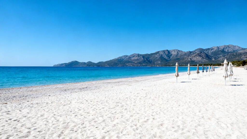 Grande plage crétoise en mai avec montagnes au loin
