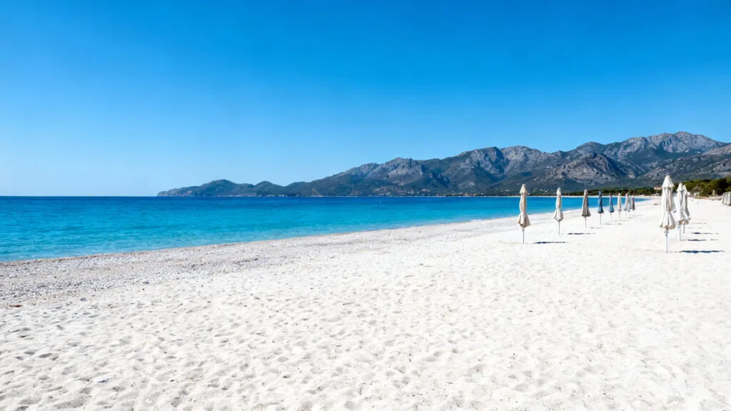 Grande plage crétoise en mai avec montagnes au loin