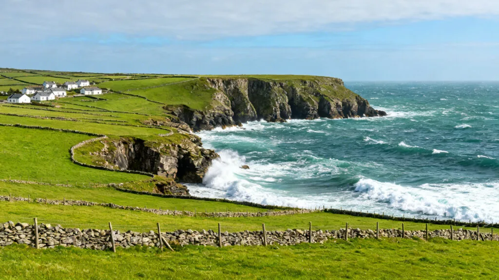 Falaises atlantiques irlandaises en été tempéré