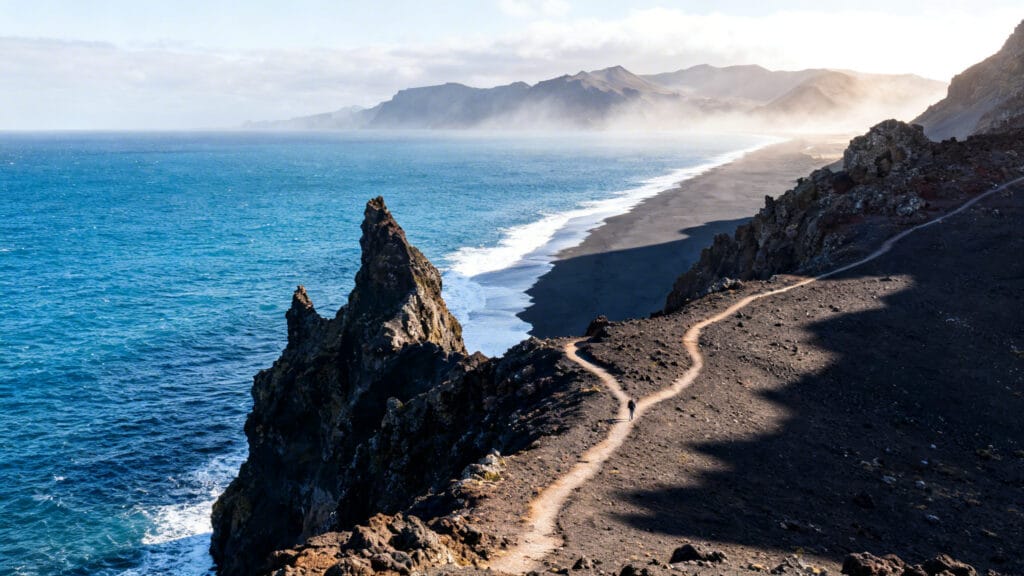 Plage volcanique et falaises, soleil d’hiver doux