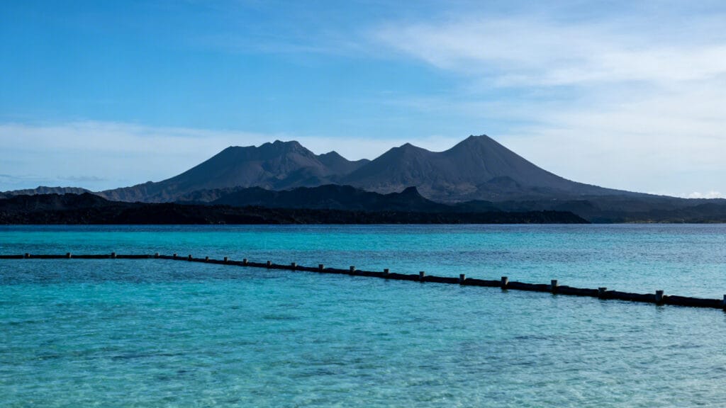 Lagon protégé et reliefs volcaniques sous le soleil