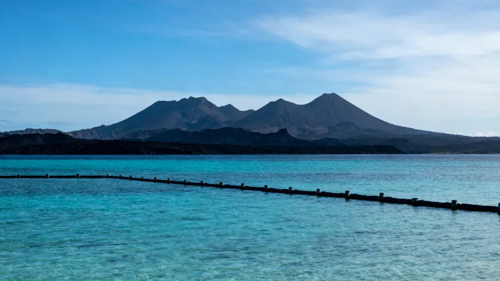 Lagon protégé et reliefs volcaniques sous le soleil