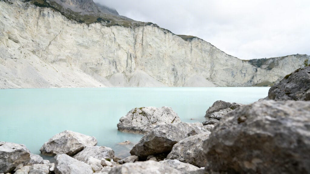 Lac turquoise niché sous des falaises claires dolomitiques