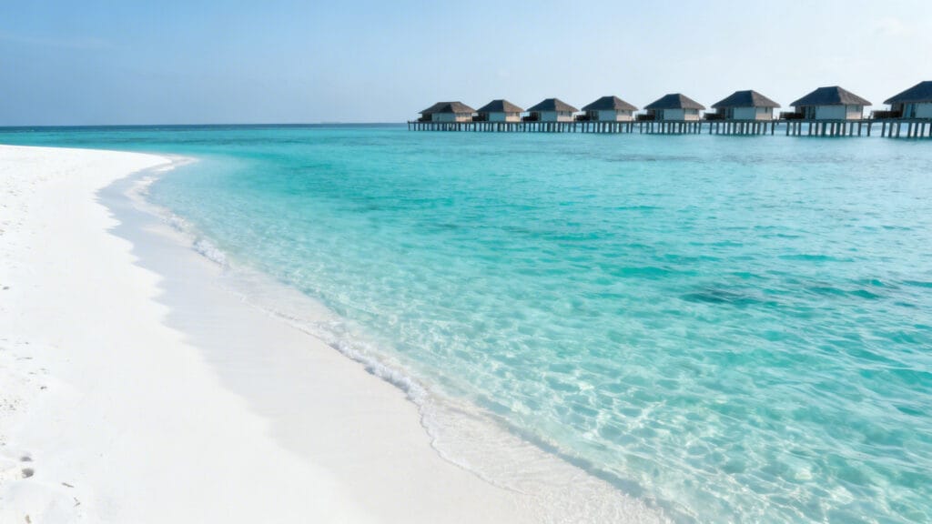 Lagon turquoise des Maldives pour une mer chaude en mars