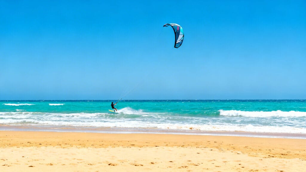 Grande plage ventée parfaite pour vacances soleil économiques