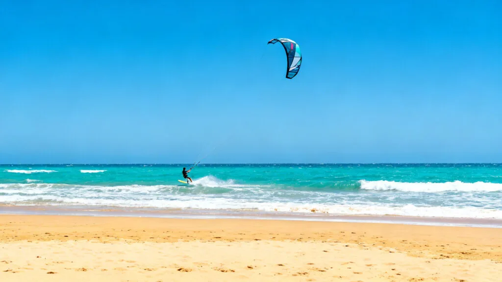 Grande plage ventée parfaite pour vacances soleil économiques