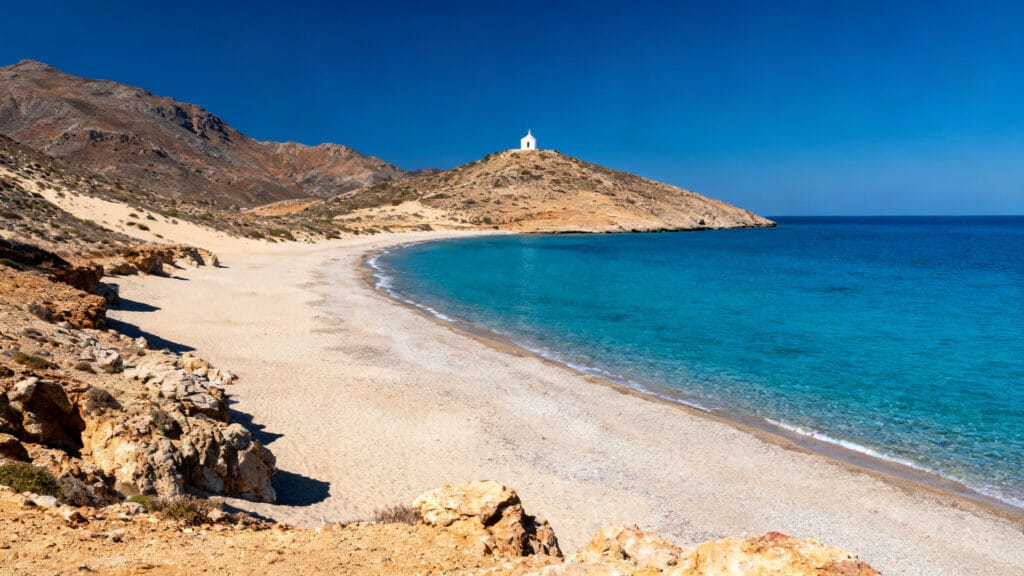 Plage méditerranéenne ensoleillée pour vacances pas chères