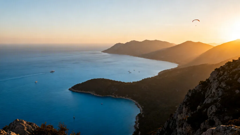 Point de vue sur le lac d’Annecy au coucher de soleil