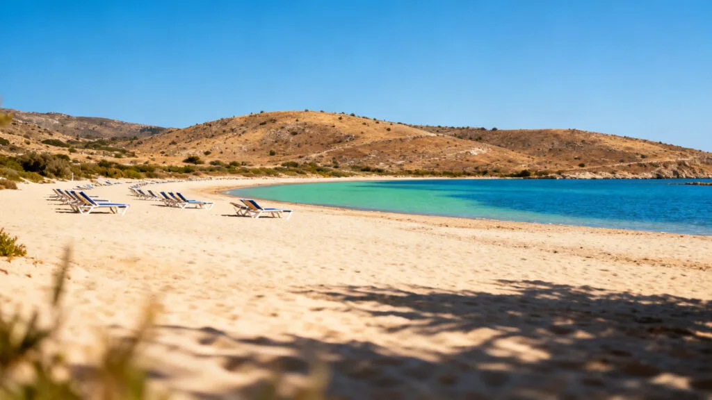 Plage et lagon à l’eau chaude en septembre en Crète