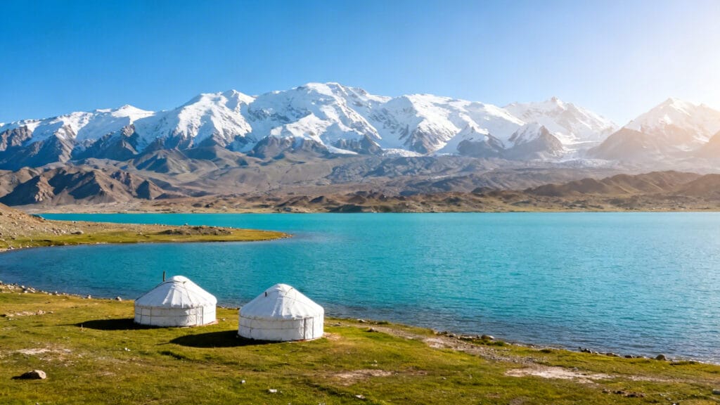 Lac de montagne et yourtes au Kirghizstan
