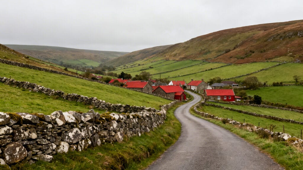 Collines verdoyantes et village du Kosovo