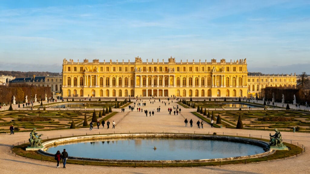 Façade palatiale et jardins géométriques au soleil