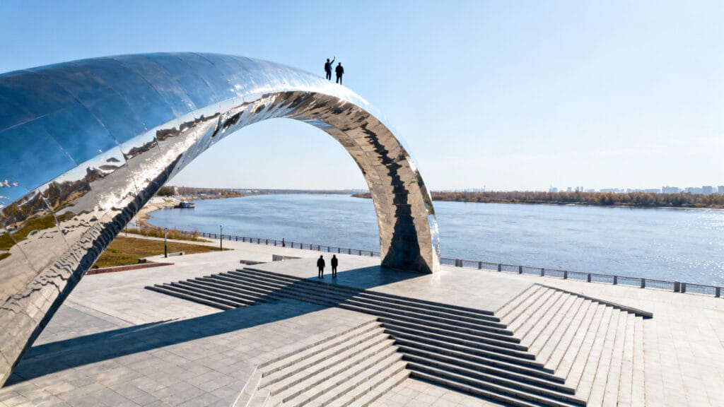 Sculpture arquée et promenade riveraine animée