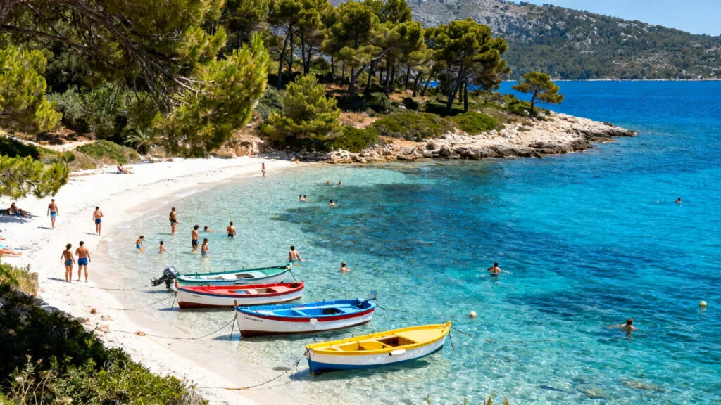 Eaux turquoises de la Méditerranée pour des vacances pas chères en septembre