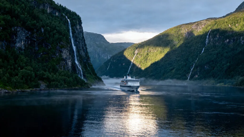 Croisière fjords été entre falaises et cascades
