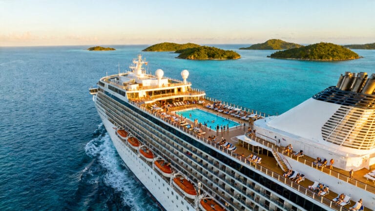 Paquebot en mer sous le soleil pour des Croisières d'été
