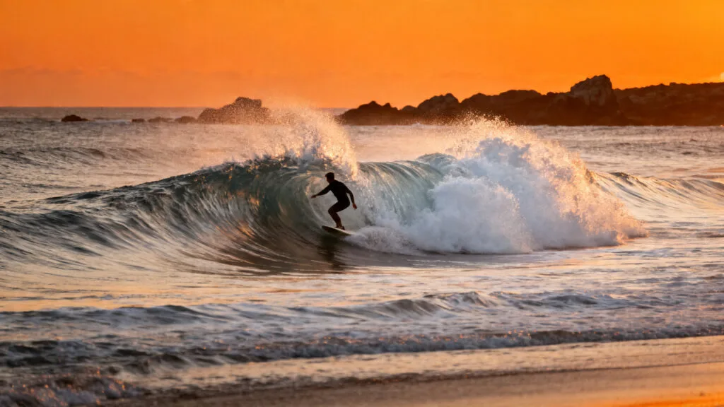 Surfeur au coucher de soleil sur les plages de l’Atlantique