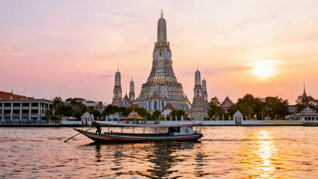 Temple au bord du fleuve au coucher du soleil